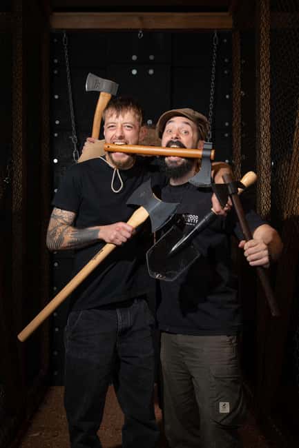 AXE THROWING & CRAFT BEER EXPERIENCE IN COLOGNE - Making the axe stick