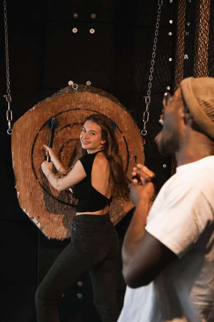 AXE THROWING & CRAFT BEER EXPERIENCE IN COLOGNE - Games, trick throws, and friendly competition