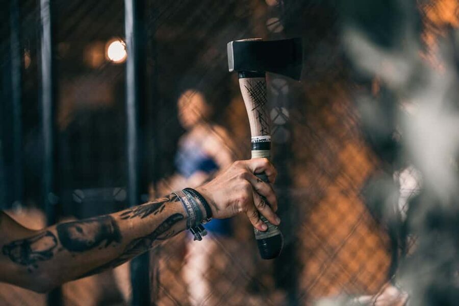 AXE THROWING & CRAFT BEER EXPERIENCE IN COLOGNE - Who will enjoy WoodCutter most?