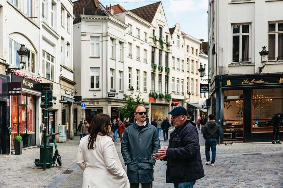 Brussels: Beer Tour with 6 Beers and 3 Chocolate Tastings - Six beers, three styles of Belgian brewing