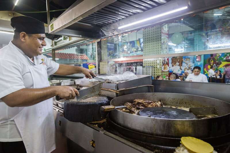 Cancún: Taco & Local Beer Tasting Tour with transportation - The guides make or break the evening