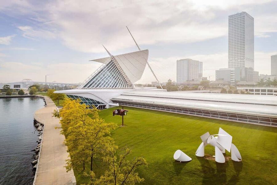 Chicago to Milwaukee Day Trip: City Tour with Miller Brewery - Lake Michigan and the Milwaukee Art Museum
