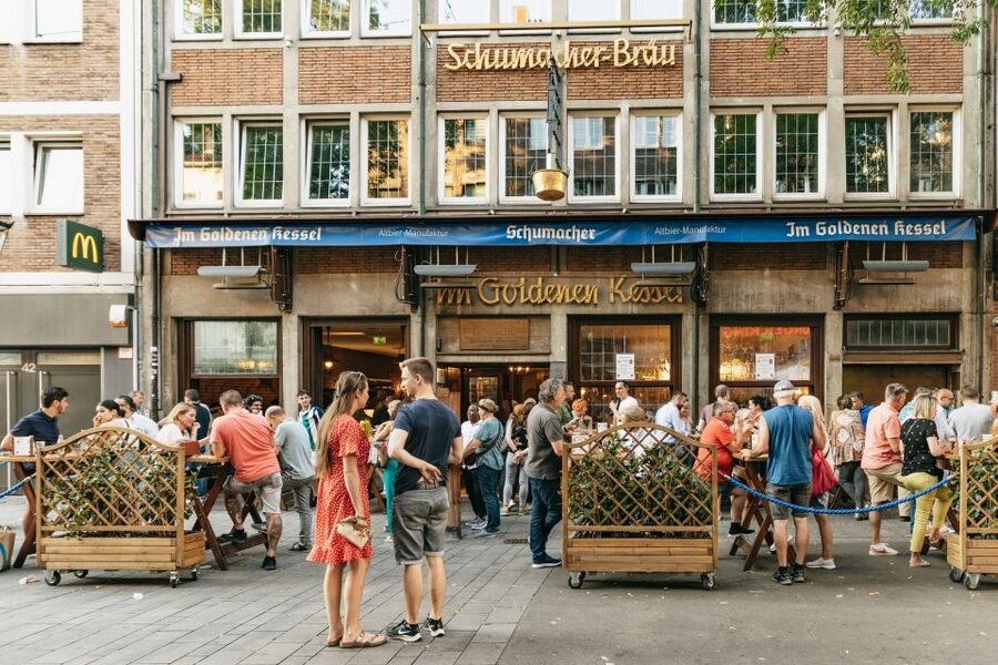 Düsseldorf: Altbier-Safari Beer Walking Tour - Zum Schlüssel and Uerige, the final pair