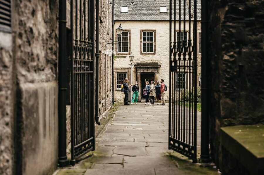 Edinburgh: Pubs and History Guided Walking Tour with Beer - Grassmarket and the final stretch
