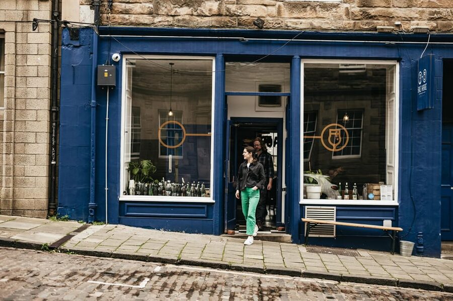 Edinburgh: Pubs and History Guided Walking Tour with Beer - Who should book this experience?