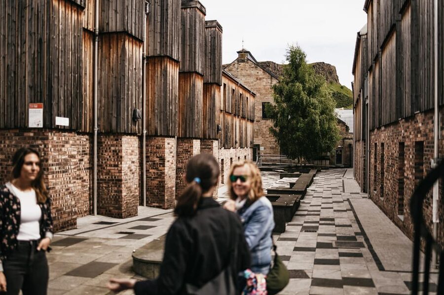 Edinburgh: Pubs and History Guided Walking Tour with Beer - Starting at 26 St Giles’ Street