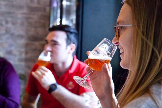 Edinburgh: Pubs & History Walking Tour with Beer Tasting - Canongate and the old Charmed Circle