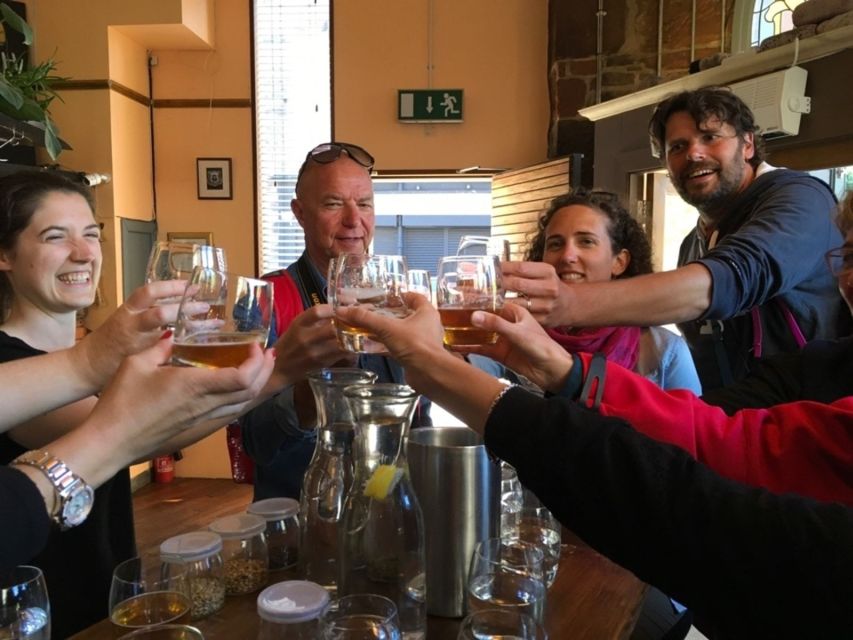 Glasgow: Pubs & History Guided Walking Tour with Beer - High Street: the first 25-minute walk