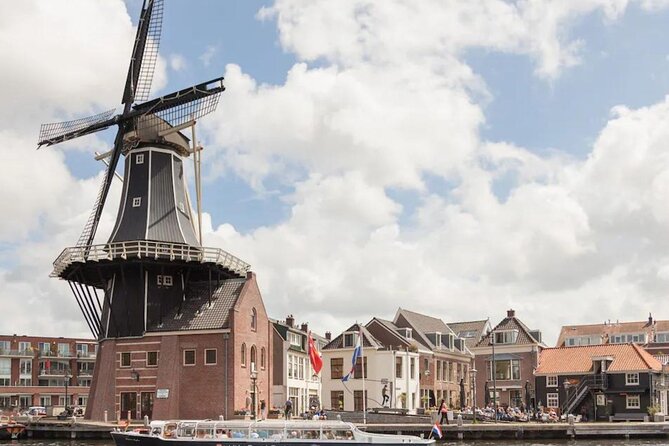 Haarlem: 90-minute Beer Tasting Cruise - The audio guide and the skipper