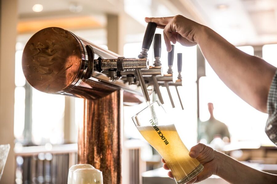 Hamburg: St. Pauli Breweries Walking Tour with Tastings - What the praise tells you about the guide