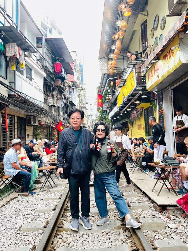 Hanoi Exclusive Craft Beer Bus: Cultural Sightseeing Tour - Banh mi, beer, and the social tone