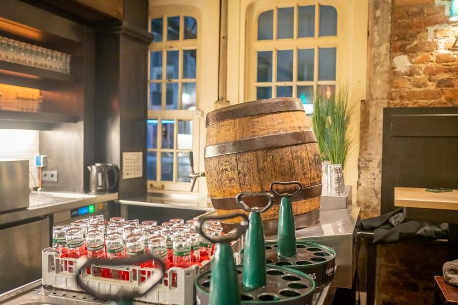 Informative and fun brewery tour in German, public - Brauhaus Sion: Compare another Kölsch setting