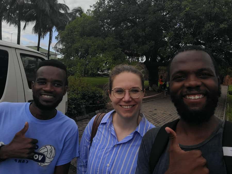 Maputo: Highlights Tour with Local Beer Tasting - The colorful mosque and Coana’s neighborhood murals
