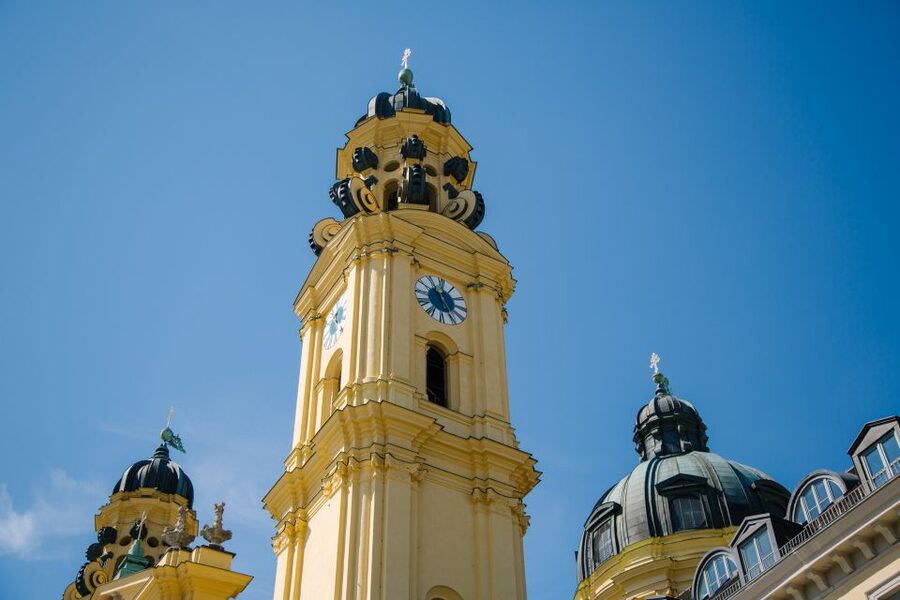 Munich: Bike Tour with Beer Garden Break - Munich’s museums and the route toward Siegestor
