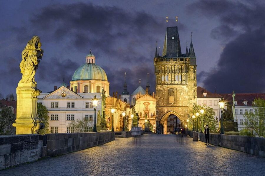Night tour: Dark Side of Prague with Craft Beer - Guides make or break the evening