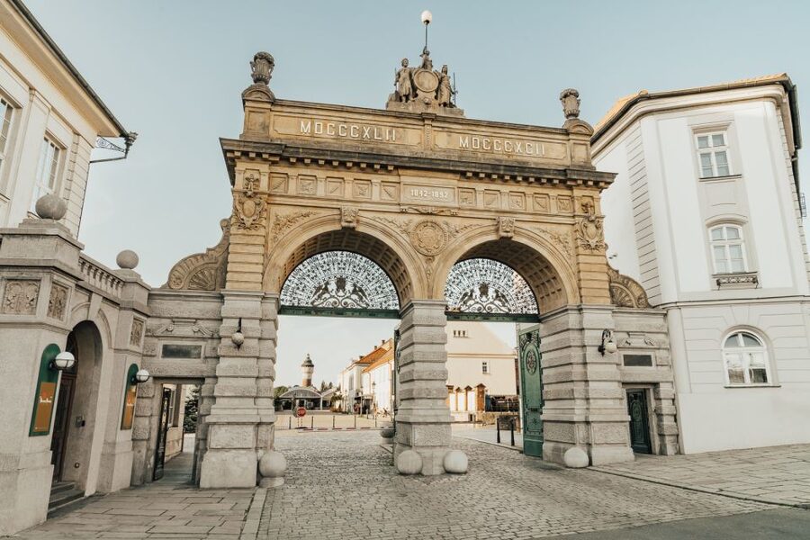 Pilsen: Pilsner Urquell Brewery Tour with Beer Tasting - Seeing the modern bottling facility