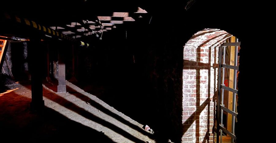 Portland: Underground Shanghai Tunnel Tour with Beer Tasting - Starting beneath Old Town Pizza and the Merchant Hotel