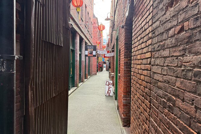 Victoria Alleyways and Ales Craft Beer Tour - Fan Tan Alley: the narrowest passage in Canada