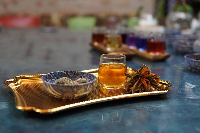 World Teas and Turkish Tea Brewing & Tasting Workshop in Istanbul - Water temperature and steeping time change everything